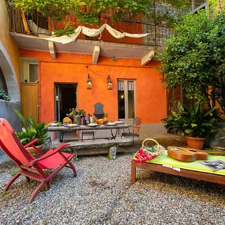 Comnago Sleeps 6 Villa *