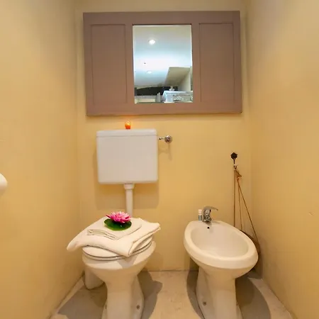 Villa Comnago Sleeps 6 *