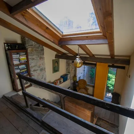 Comnago Sleeps 6 Villa