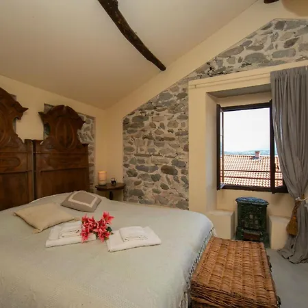 Villa Comnago Sleeps 6 *