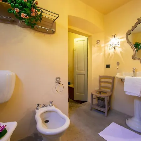 Villa Comnago Sleeps 6 *