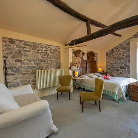 Villa Comnago Sleeps 6 *