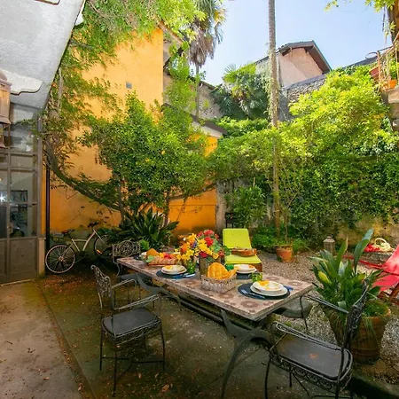 Comnago Sleeps 6 *
